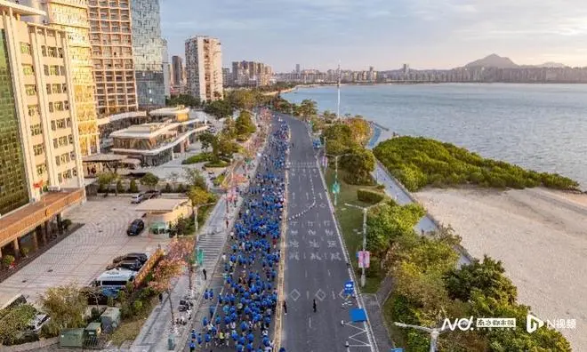 汕尾品清湖举办国际铁人三项赛 中外选手角逐冬日赛场