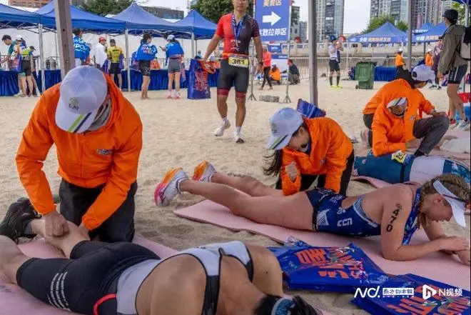 汕尾品清湖举办国际铁人三项赛 中外选手角逐冬日赛场